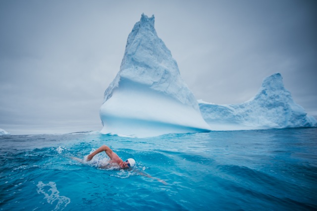 Lewis Pugh (o Patrono dos Oceanos das Nações Unidas) nadando no Oceano Antártico
