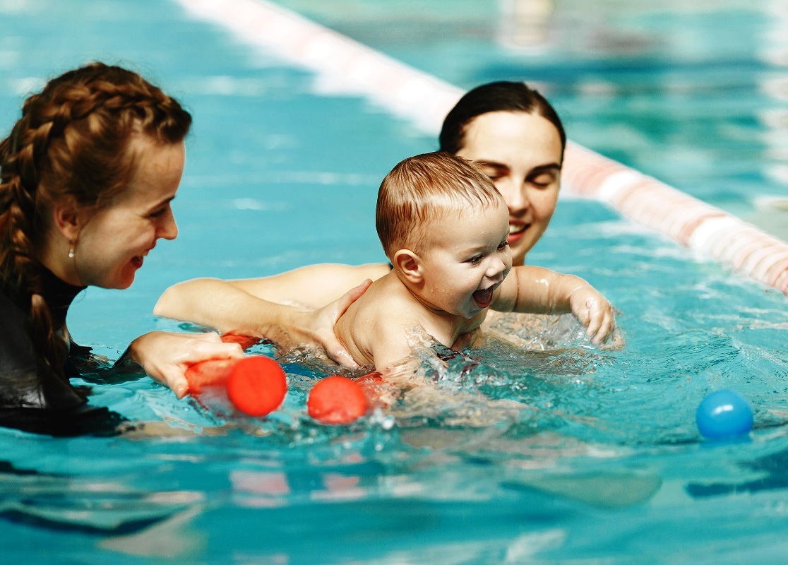 Estudo piloto não randomizado sobre os benefícios da natação para o desenvolvimento motor de bebês